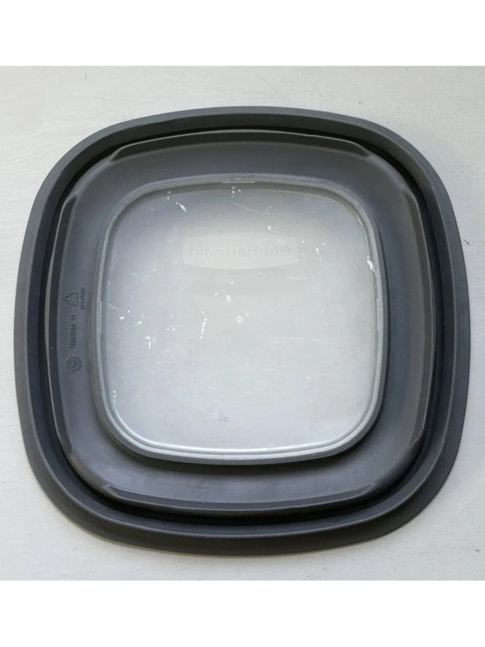 Rubbermaid Glass Storage Container 5.5 Cup/1.3 Liter with Black Lid 7N64